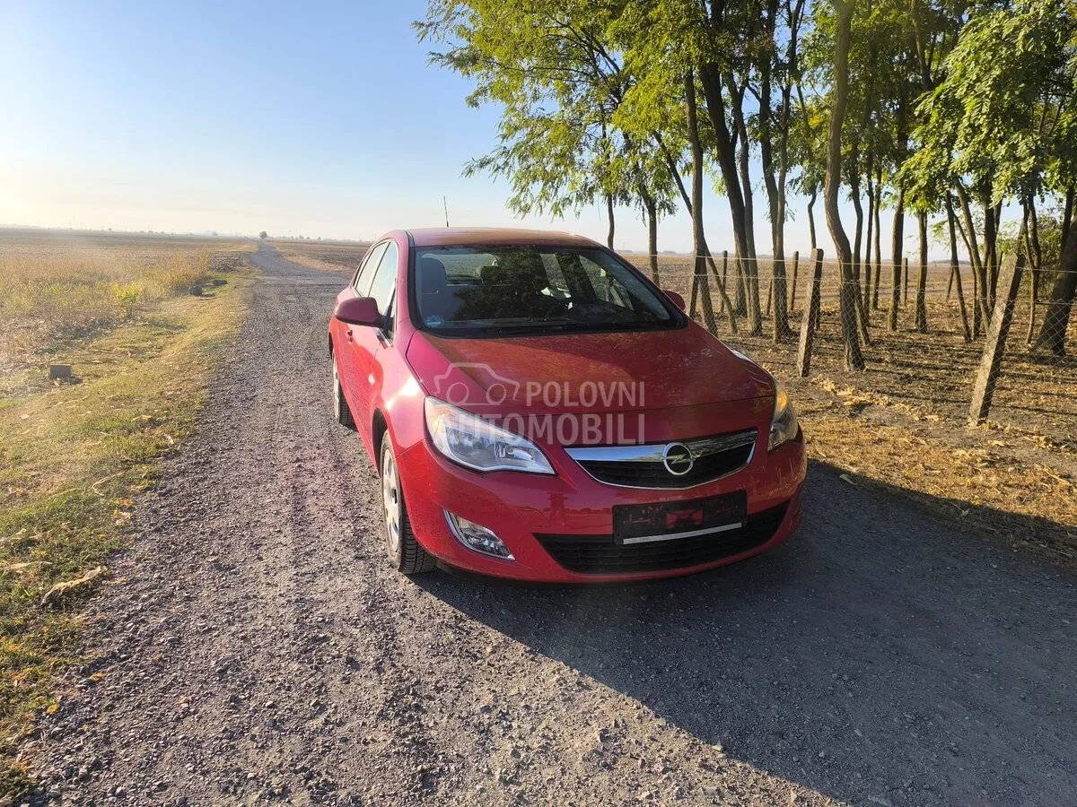 Opel Astra J 2010 photo 2
