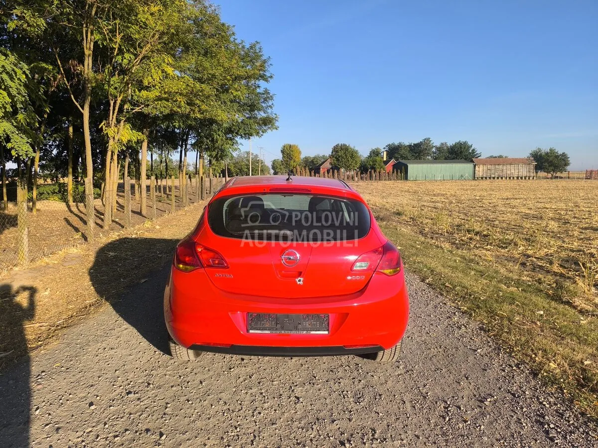 Opel Astra J 2010 photo 4
