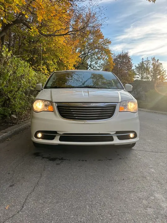 Chrysler Town & Country 2013 photo 2