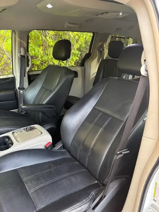 Chrysler Town & Country 2013 photo 5