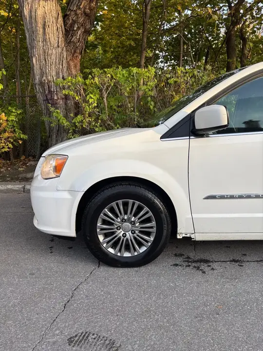Chrysler Town & Country 2013 photo 3