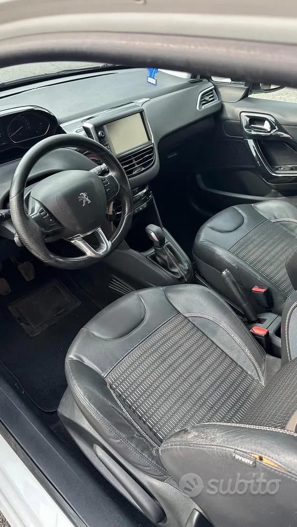 Peugeot 208 2012 photo 4