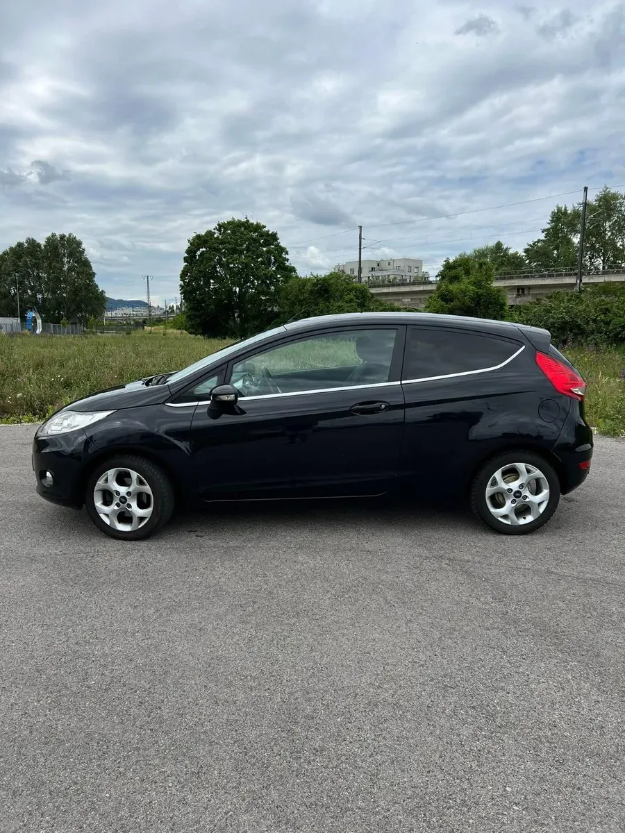 Ford Fiesta 2009 photo 2