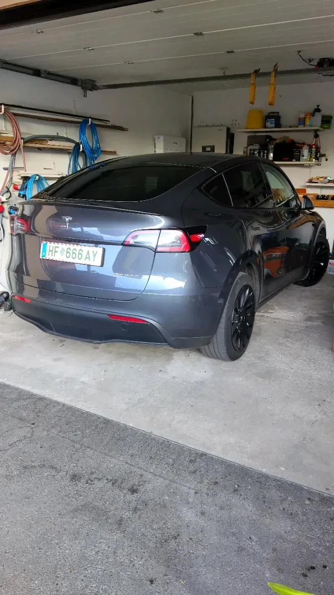 Tesla Model Y 2022 photo 2