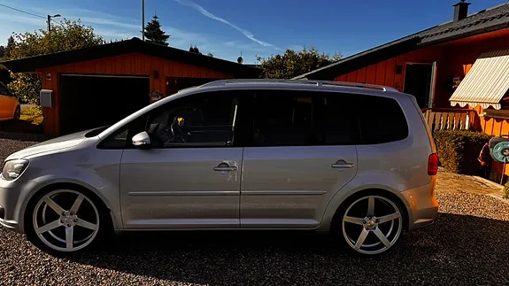 Volkswagen Touran 2011 photo 2