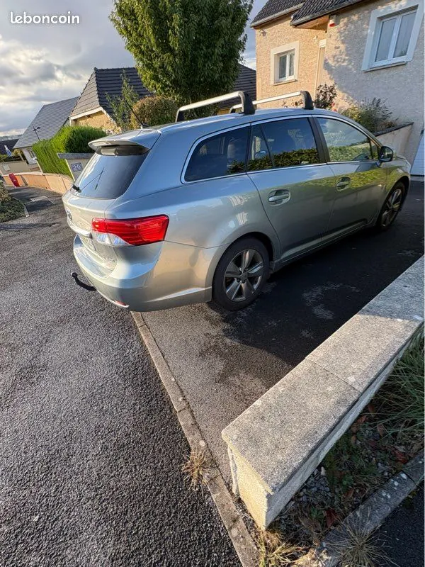 Toyota Avensis 2014 photo 2