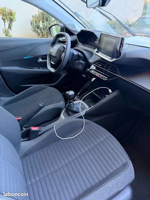 Peugeot 208 2022 photo 3