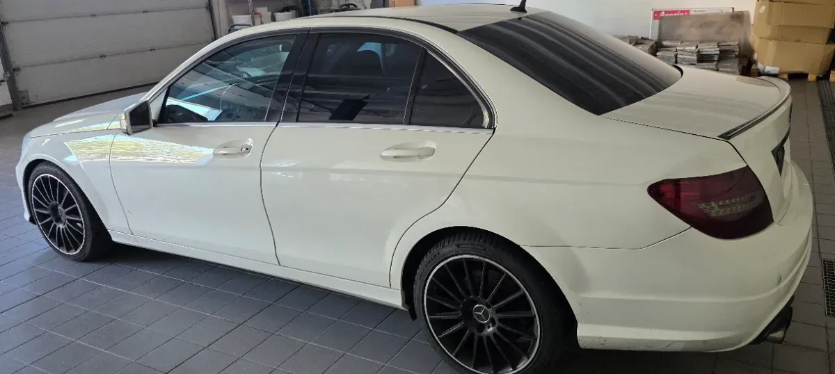 Mercedes-Benz C-Class 2011 photo 2
