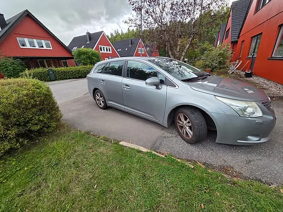 Toyota Avensis 2010 photo 2