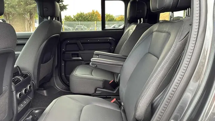 Land Rover Defender photo 4