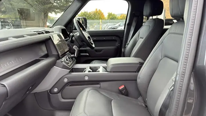 Land Rover Defender photo 3