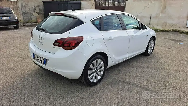 Opel Astra 2013 photo 4