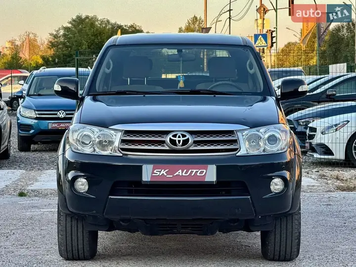 Toyota Fortuner 2010 photo 2