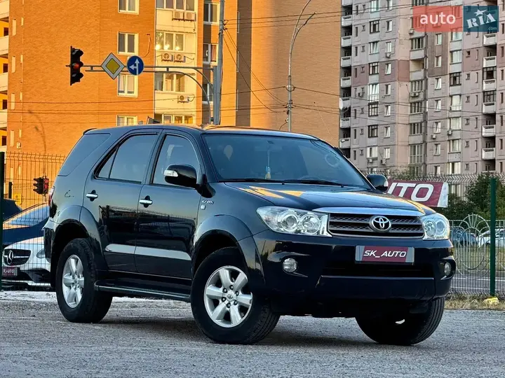 Toyota Fortuner 2010 photo 3