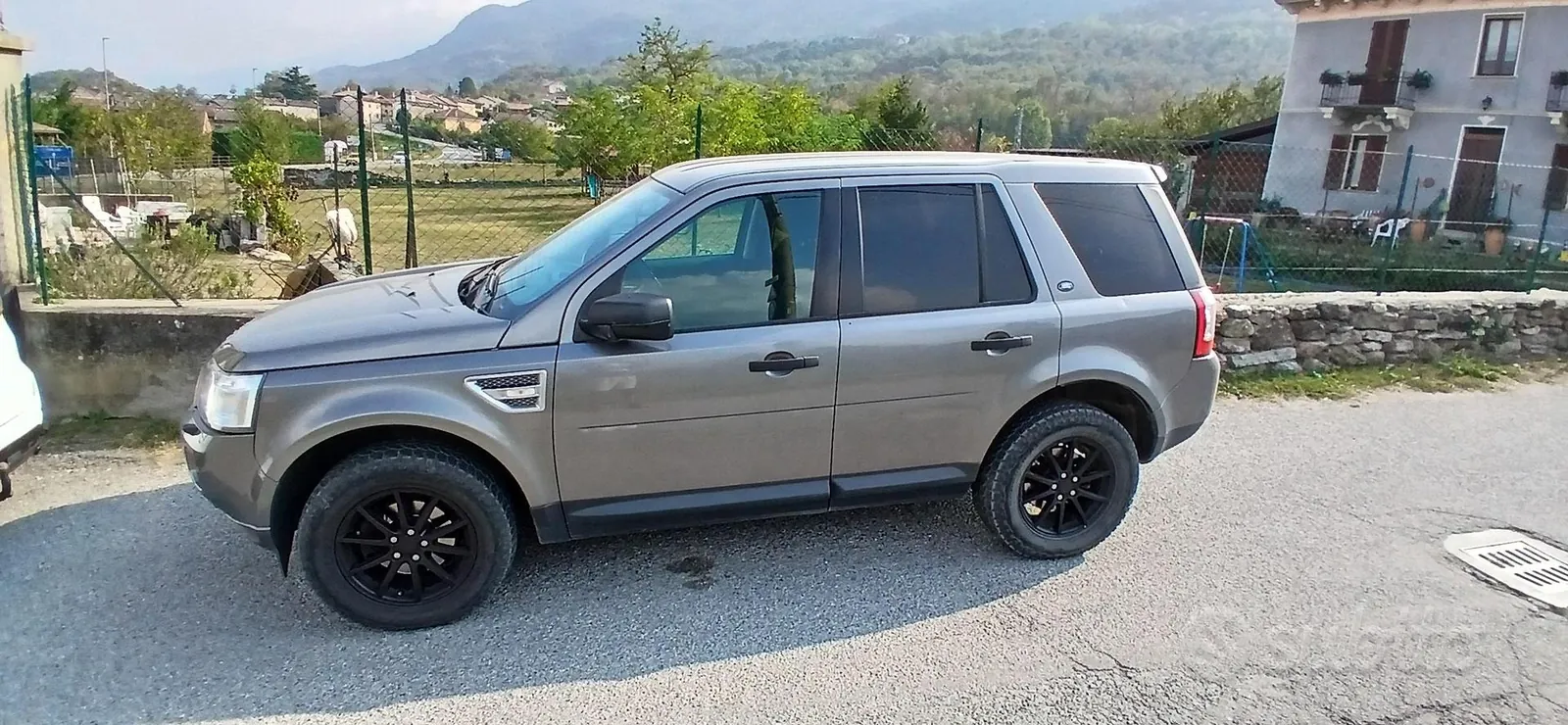 Land Rover Freelander 2011 photo 3