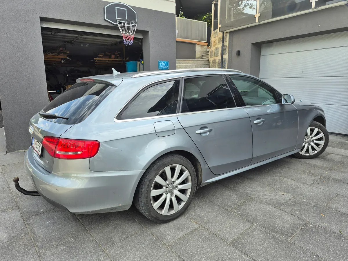 Audi A4 2011 photo 2