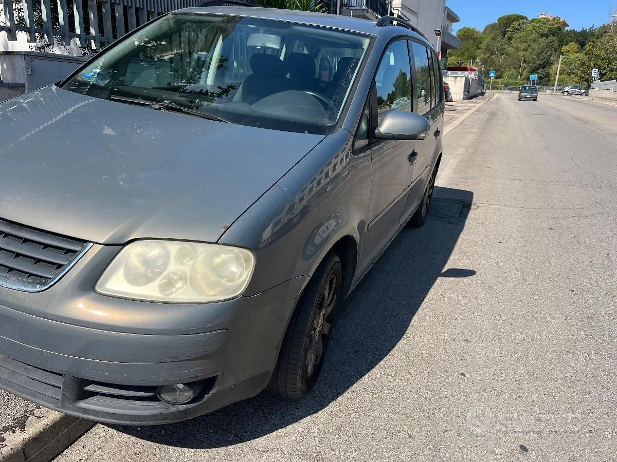 Volkswagen Touran 2005 photo 2
