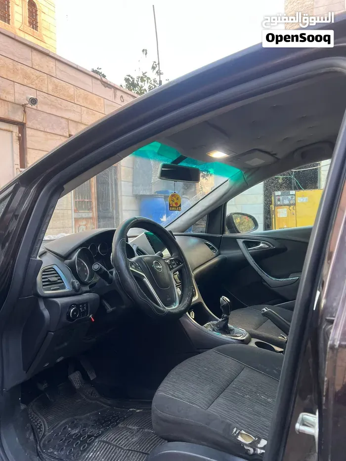 Opel Astra 2012 photo 2