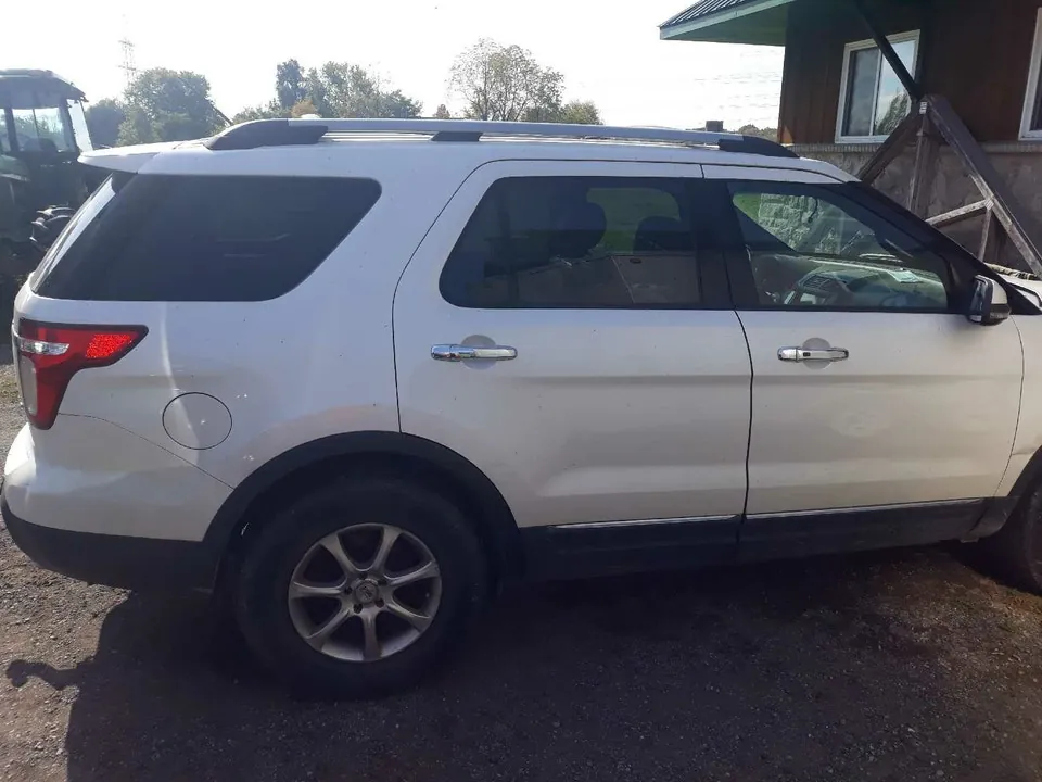 Ford Explorer 2011 photo 3