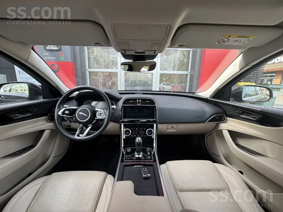 Jaguar Xe 2021 photo 2