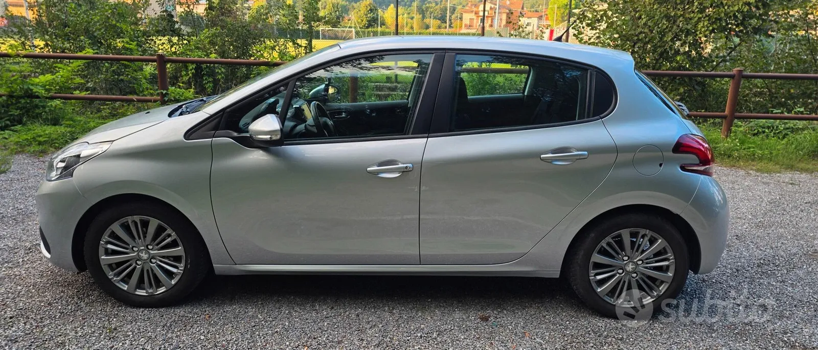 Peugeot 208 2015 photo 2
