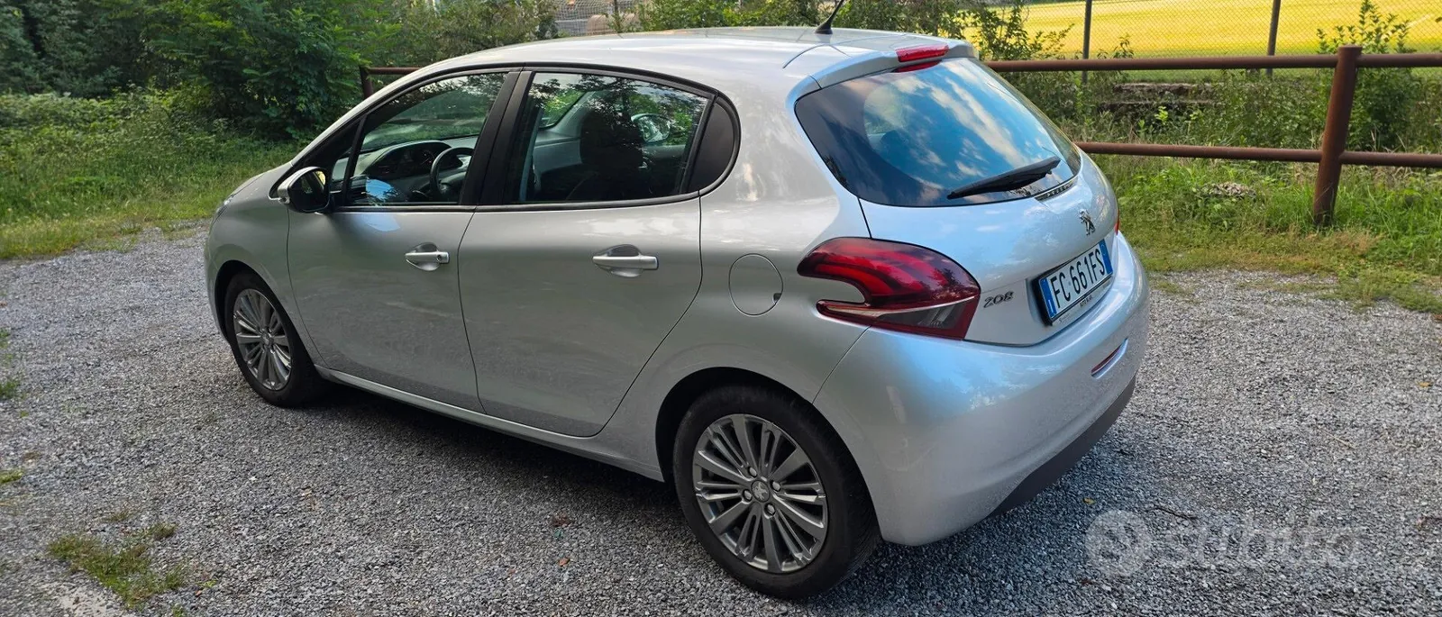 Peugeot 208 2015 photo 3