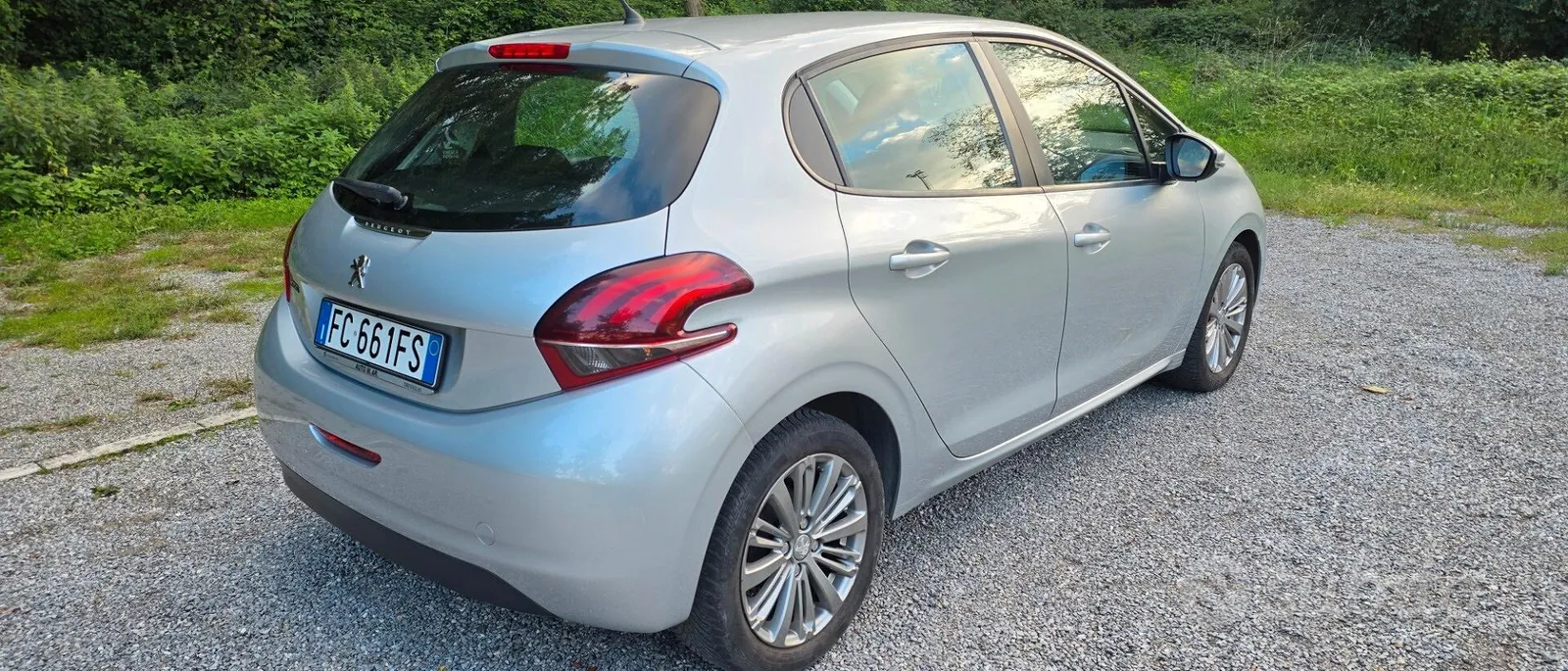 Peugeot 208 2015 photo 5