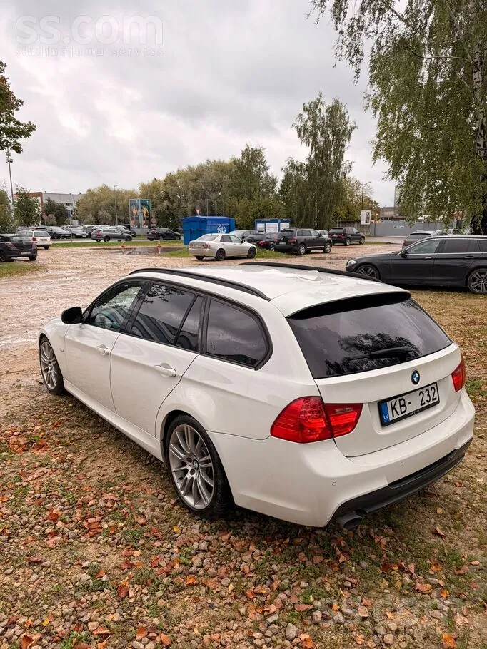 BMW 318 2010 photo 2