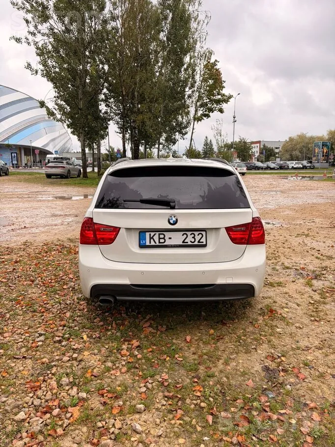 BMW 318 2010 photo 3