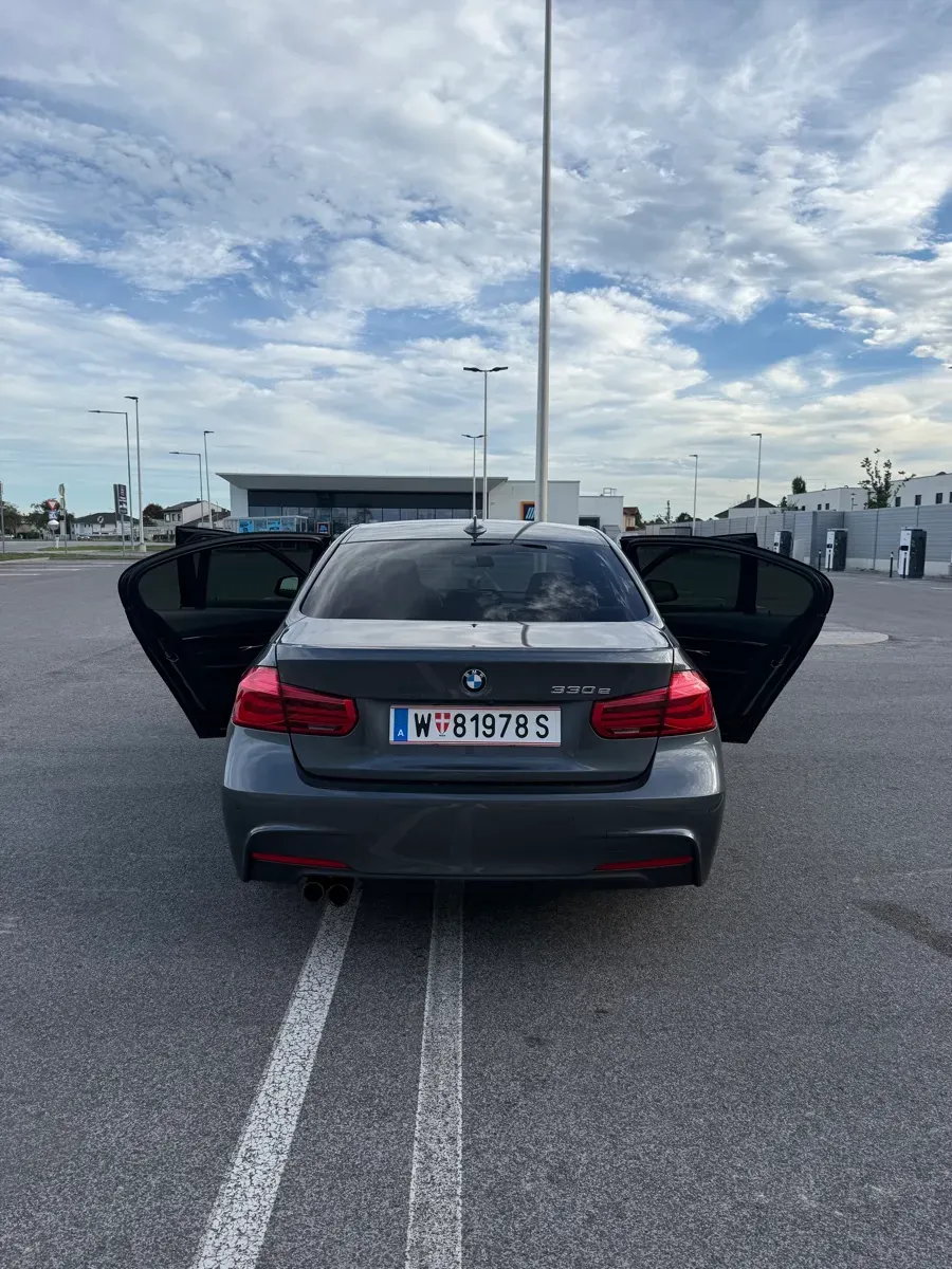 BMW 330E 2018 photo 2