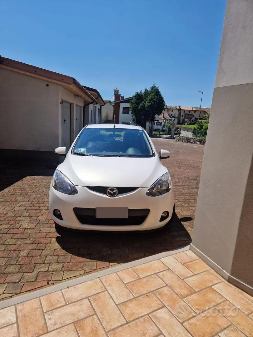 Mazda 2 2010 photo 3