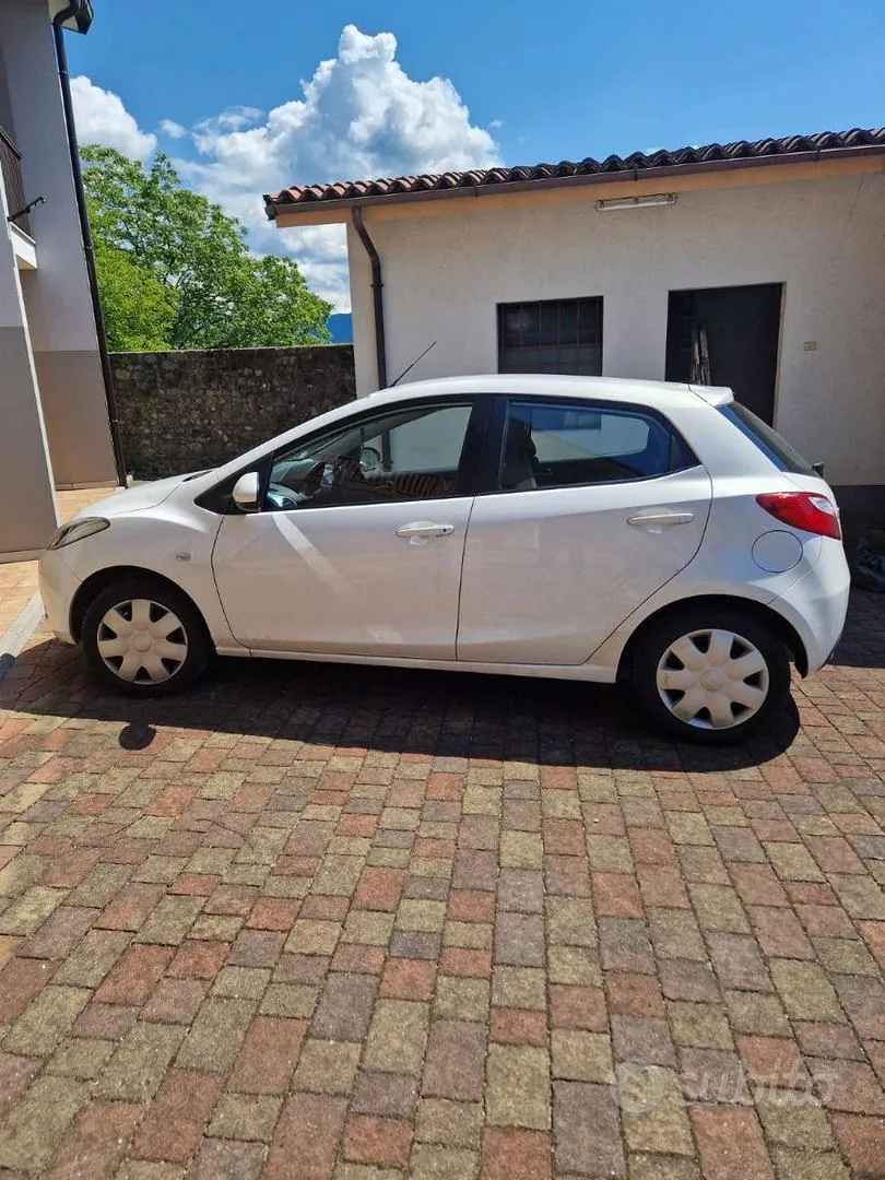 Mazda 2 2010 photo 2