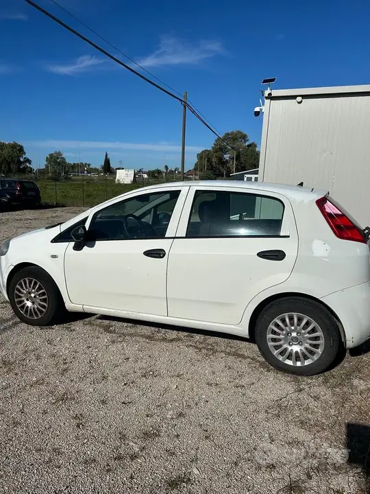 Fiat Grande Punto 2010 photo 5