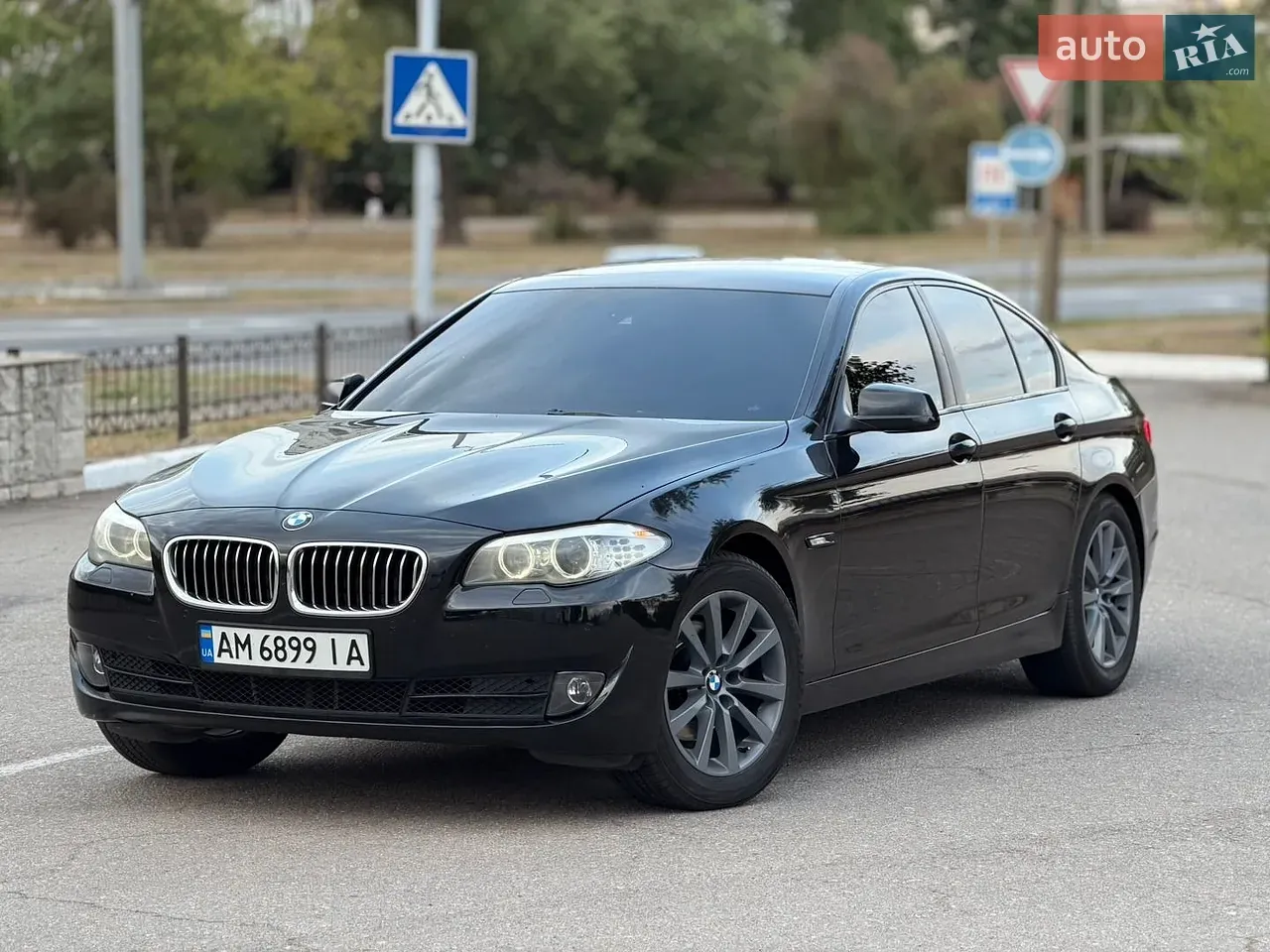 BMW 5 Series 2011 photo 2