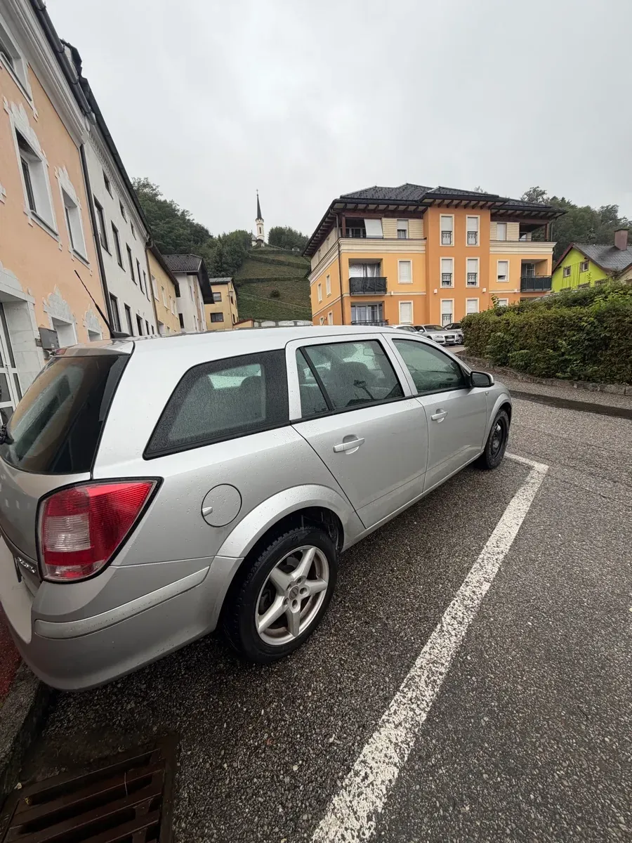 Opel Astra 2009 photo 2