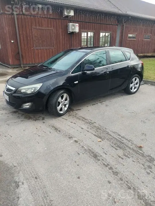 Opel Astra 2010 photo 2