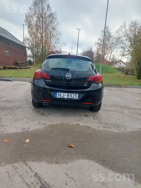 Opel Astra 2010 photo 4