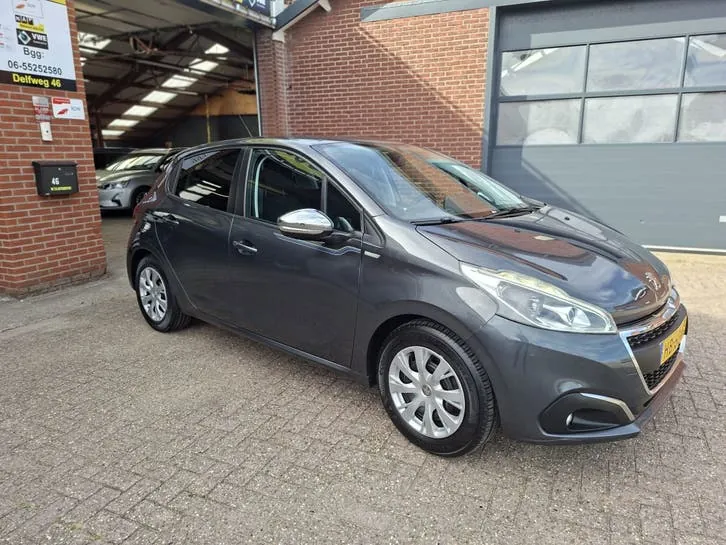 Peugeot 208 2015 photo 3