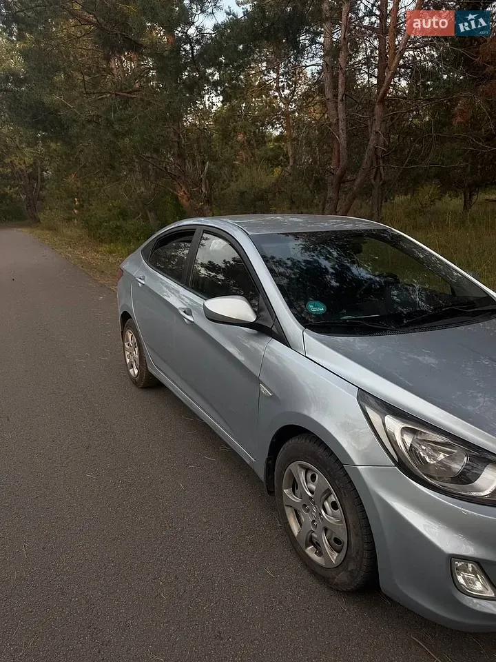 Hyundai Accent 2011 photo 2
