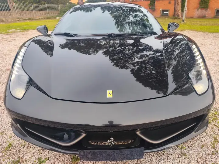 Ferrari 458 Italia 2010 photo 2
