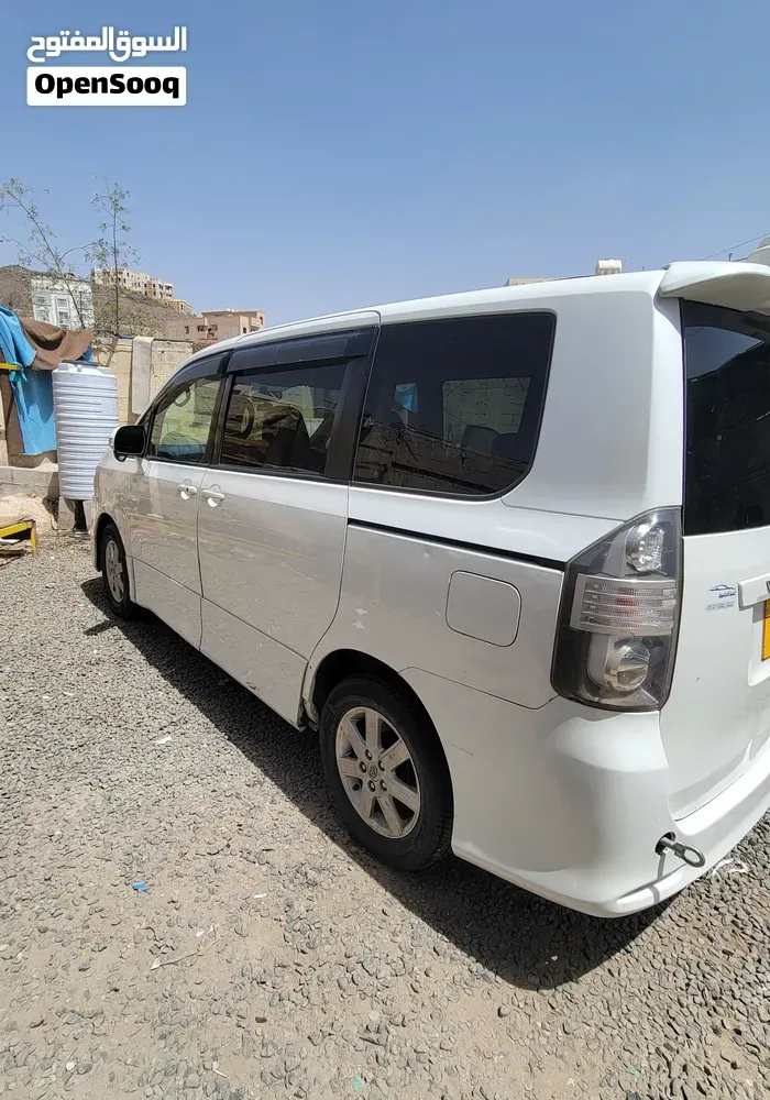 Toyota Voxy 2008 photo 3