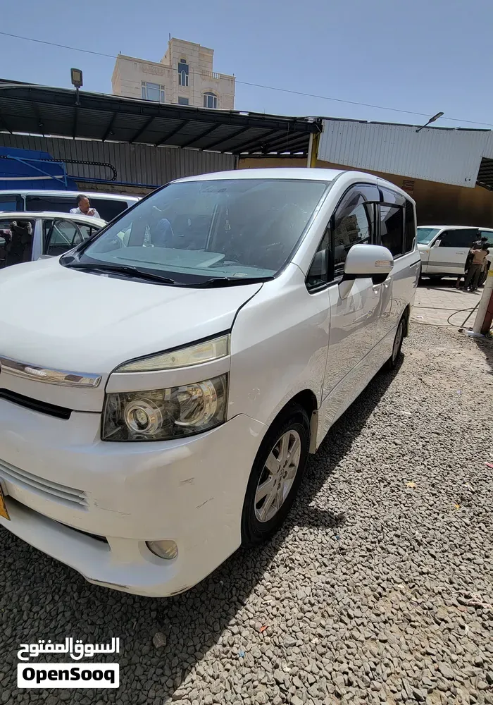 Toyota Voxy 2008 photo 2