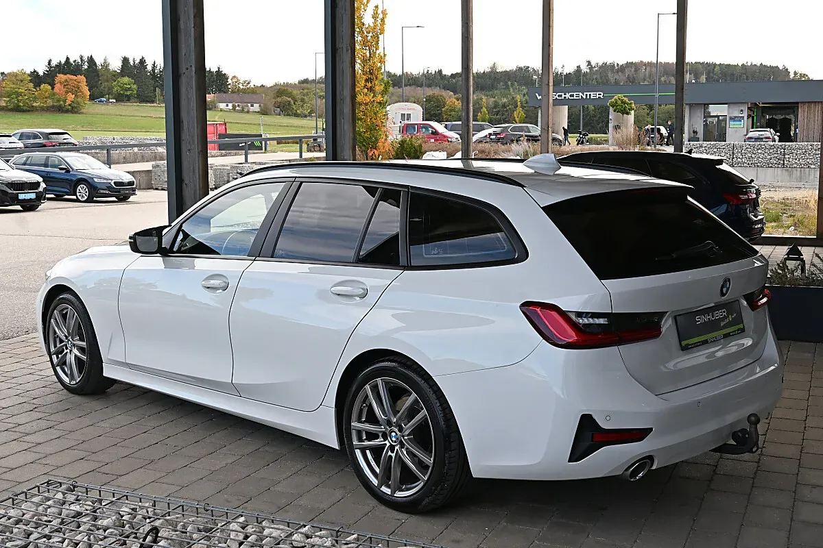 BMW 3 Series 2019 photo 3