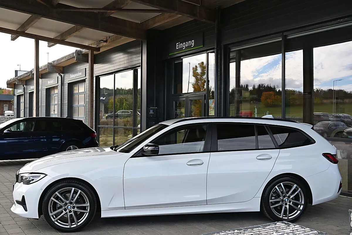 BMW 3 Series 2019 photo 2