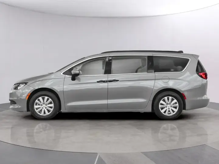 Chrysler Grand Caravan 2026 photo 3