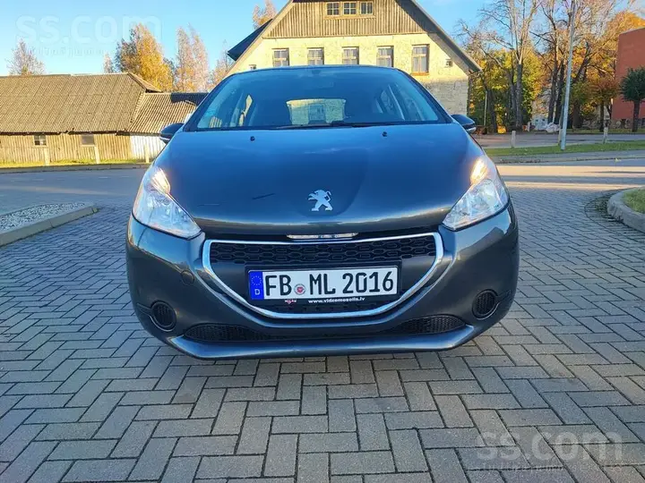 Peugeot 208 2013 photo 2