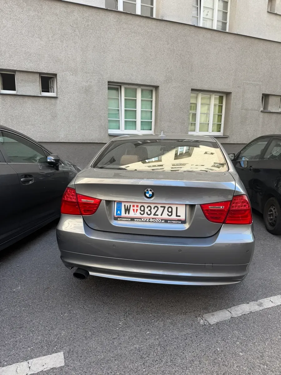 BMW 3 Series 2010 photo 2