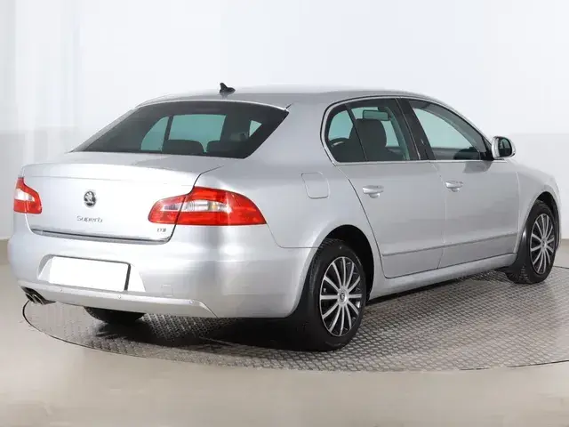 Skoda Superb 2011 photo 4