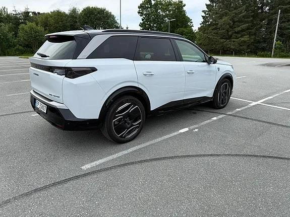 Peugeot E-5008