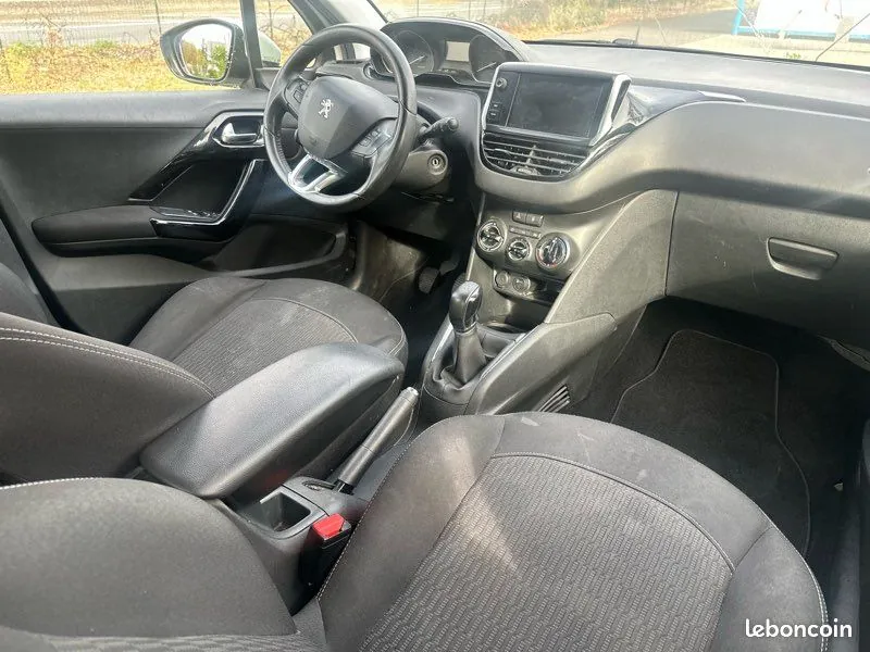 Peugeot 208 2019 photo 4